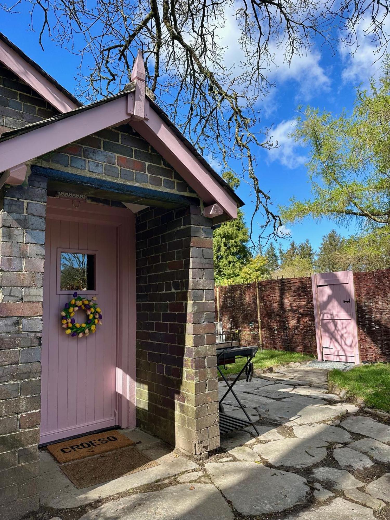 Tiny Romantic Retreat With Hot Tub On A Country Estate Near Cardigan Bay In Eryri Snowdonia Llanbedr  Dış mekan fotoğraf