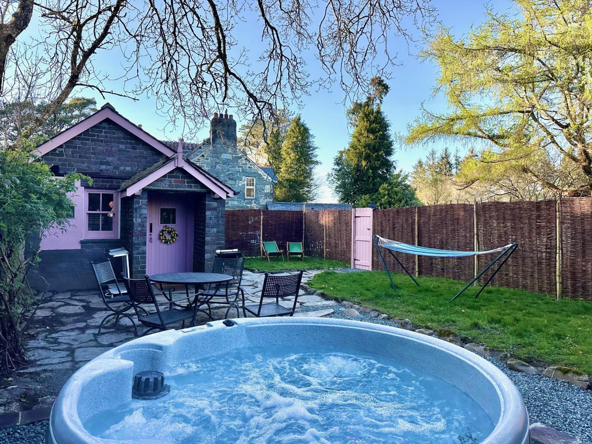 Tiny Romantic Retreat With Hot Tub On A Country Estate Near Cardigan Bay In Eryri Snowdonia Llanbedr  Dış mekan fotoğraf