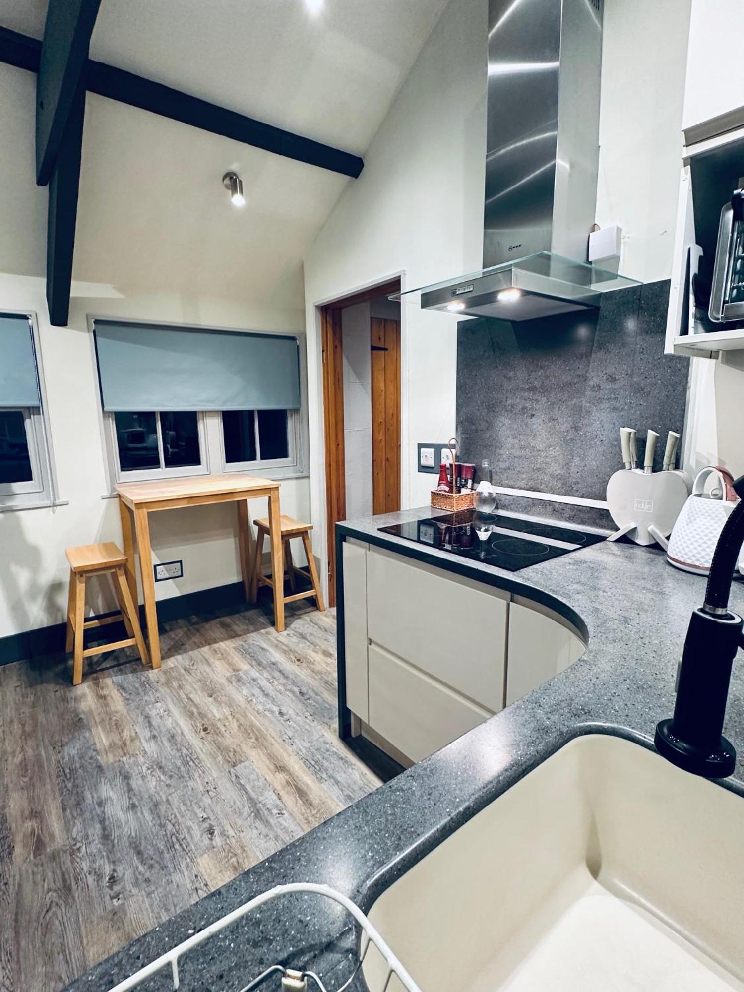 Tiny Romantic Retreat With Hot Tub On A Country Estate Near Cardigan Bay In Eryri Snowdonia Llanbedr  Dış mekan fotoğraf
