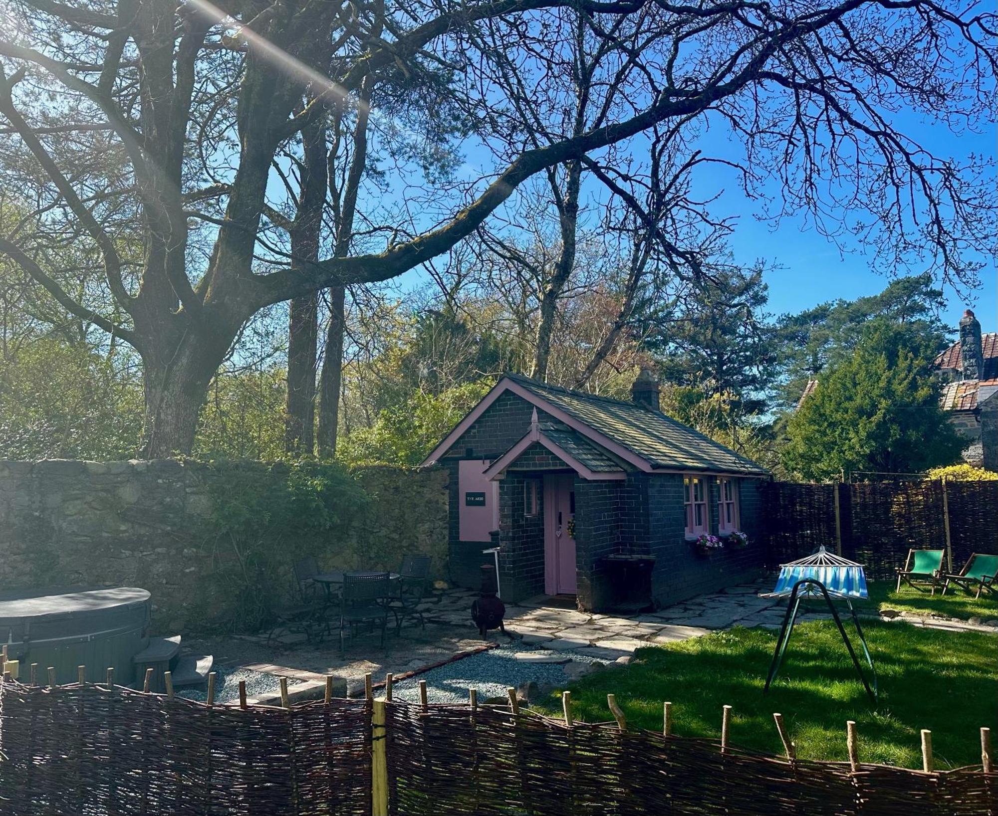 Tiny Romantic Retreat With Hot Tub On A Country Estate Near Cardigan Bay In Eryri Snowdonia Llanbedr  Dış mekan fotoğraf
