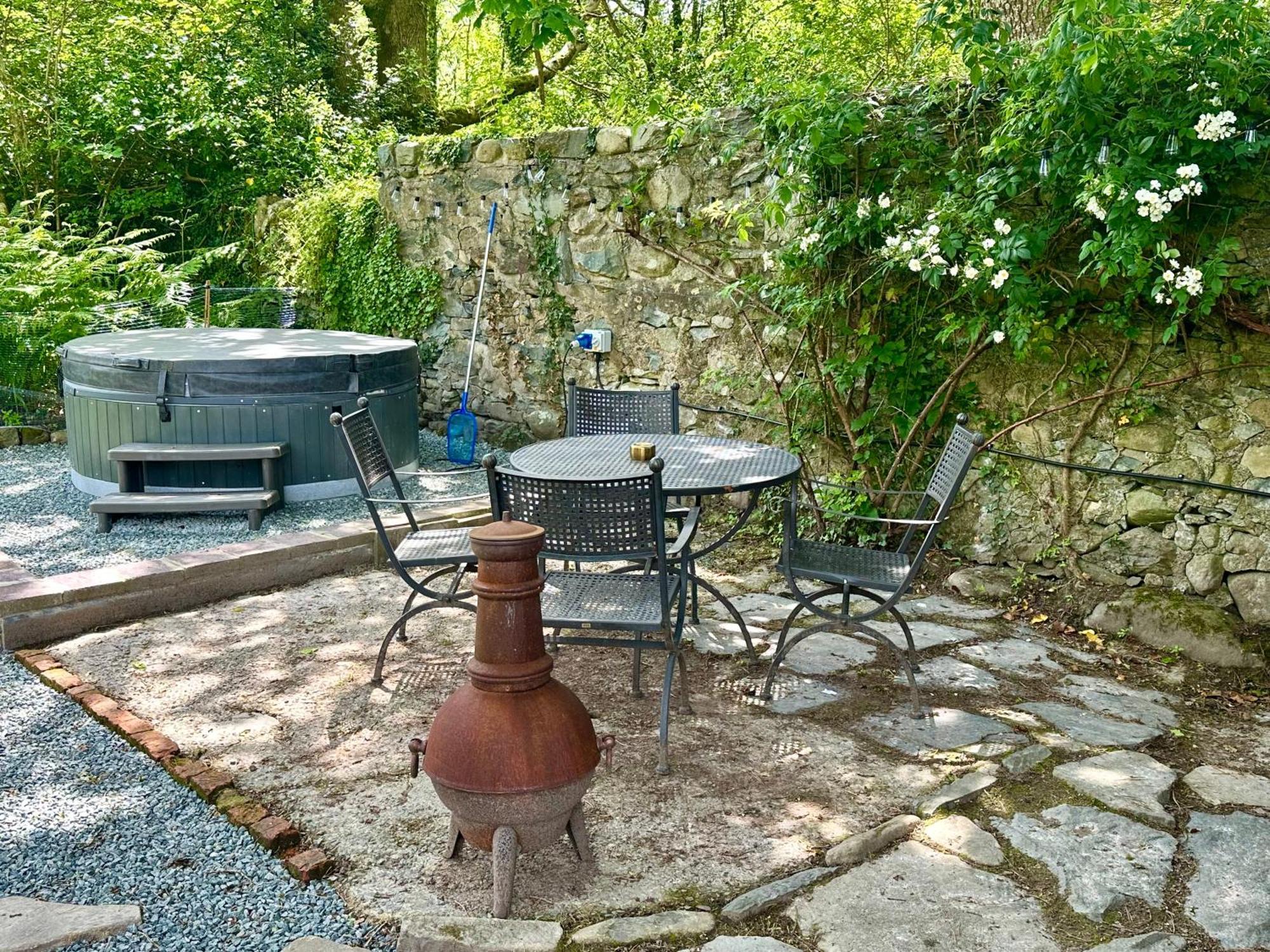 Tiny Romantic Retreat With Hot Tub On A Country Estate Near Cardigan Bay In Eryri Snowdonia Llanbedr  Dış mekan fotoğraf